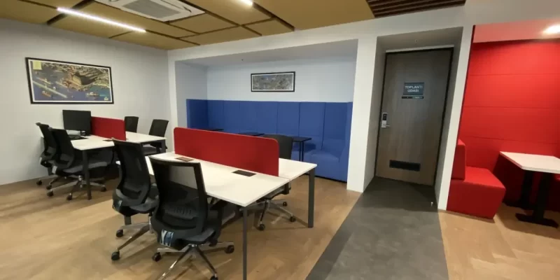 Torun center'da yer alan coworking alanlarımız ile sabit bir ofise ihtiyaç duymayan herkes sabit ofis imkanlarından faydalanarak rahatlıkla çalışabilir.